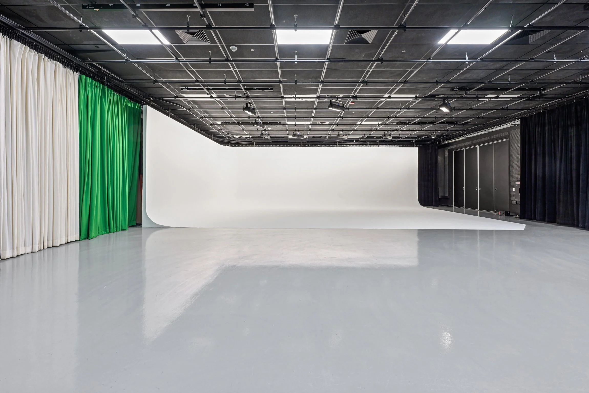 Soundstage Rental Brooklyn | Cyclorama Studio NYC | Cyc Wall